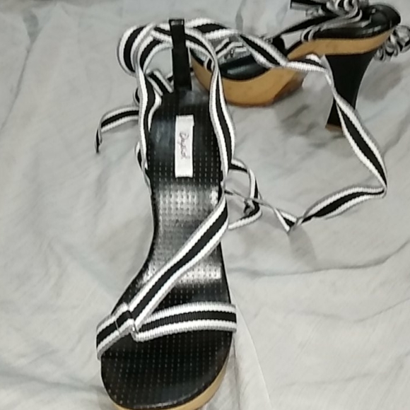 NWT women's heeled strap-up Sandler's tie up calf - Picture 9 of 11